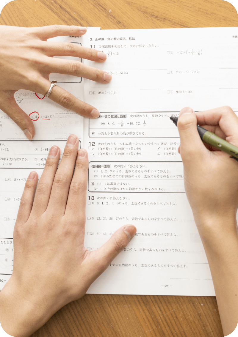 教材に文字を書いている