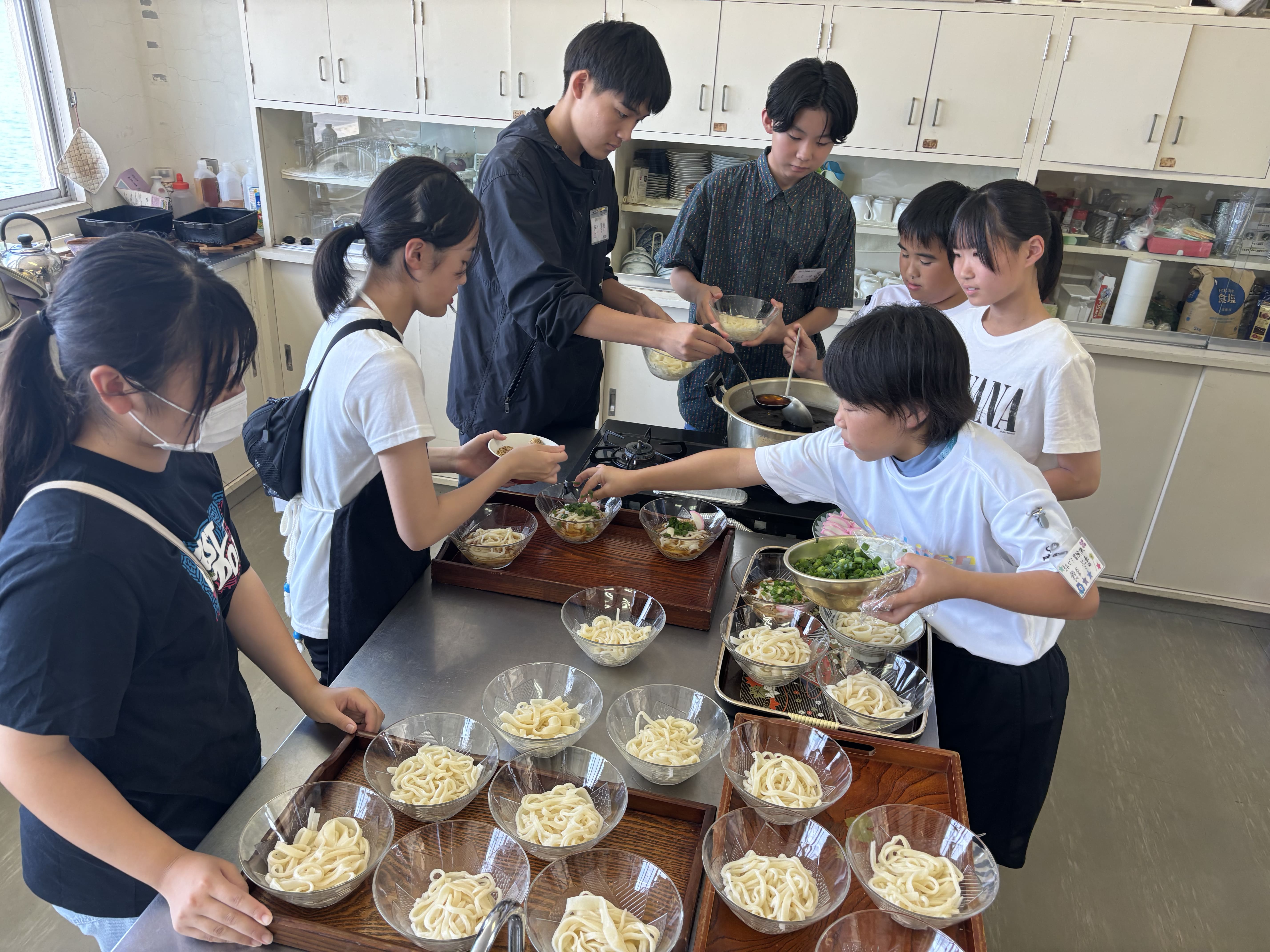 実験する子供達